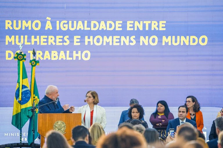 Presidente sanciona lei que determina igualdade salarial entre homens e&nbsp;mulheres