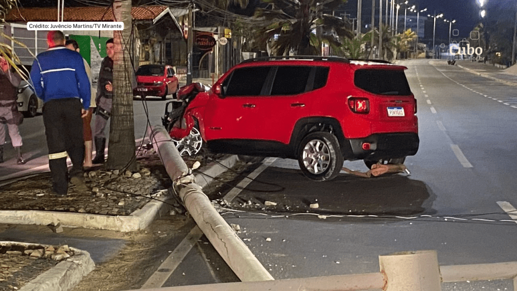 Motorista embriagado colide contra poste durante a madrugada na Avenida&nbsp;Litorânea