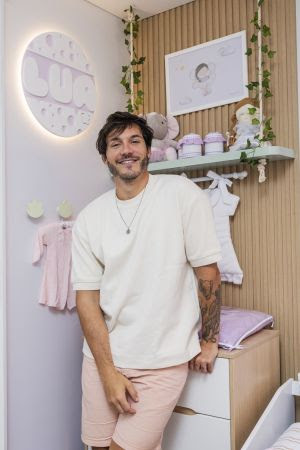 Eliezer desconstrói a exaltação dos pais que fazem o mínimo nos cuidados com os filhos, em vídeo para a Grão de&nbsp;Gente