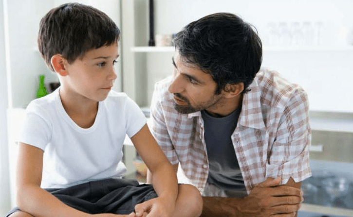 Pais estão mais engajados na educação sexual dos filhos, dizem&nbsp;estudos