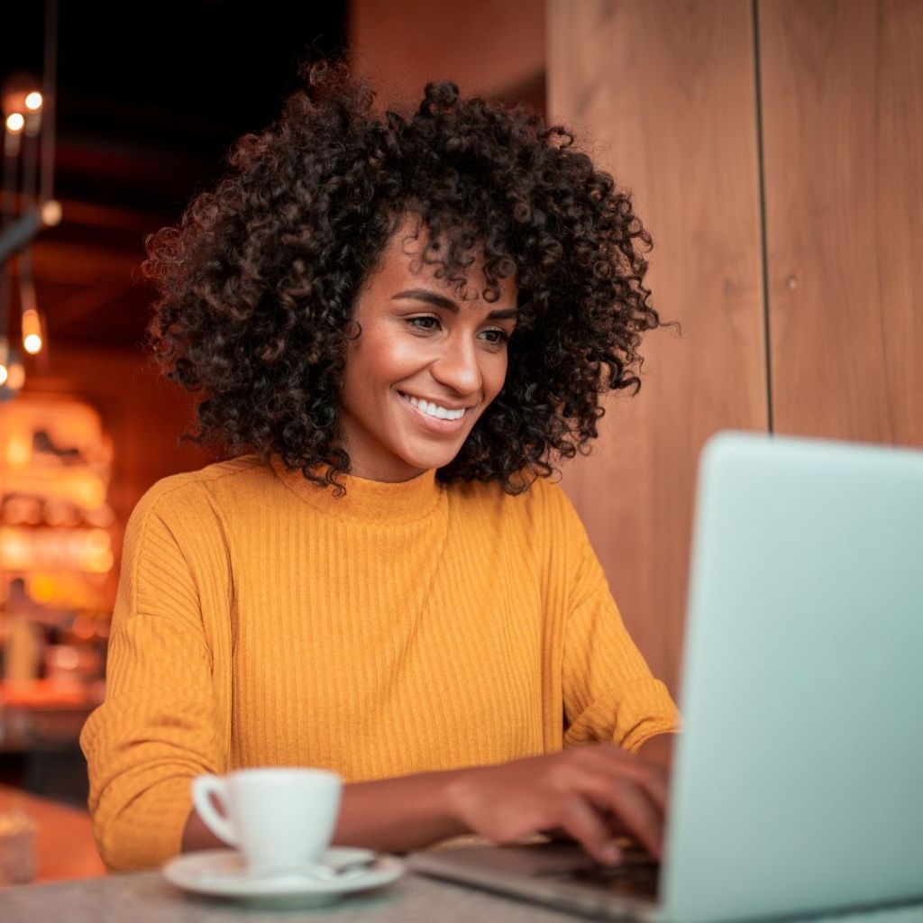 Brasileiros que possuem ensino superior recebem 2,5 vezes mais que aqueles que têm apenas o ensino médio 