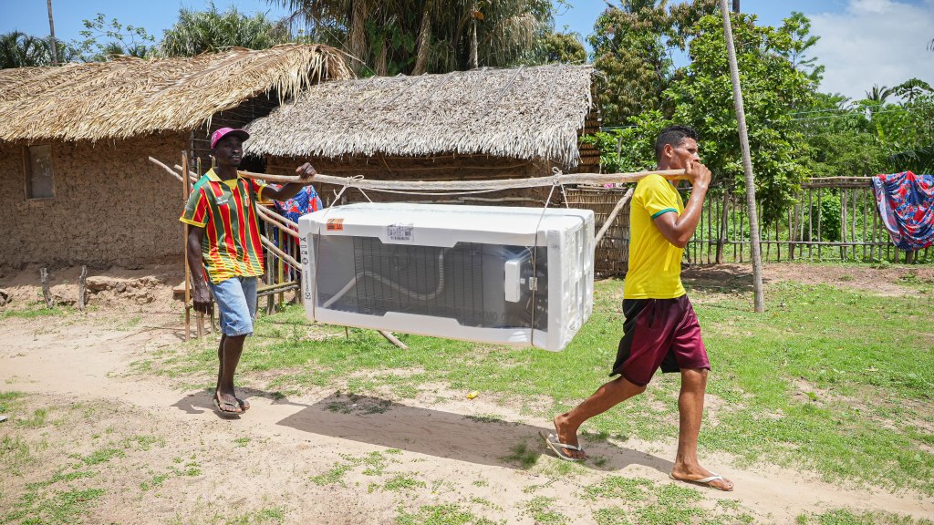 Moradores da Ilha do Cajual recebem geladeiras novas da Equatorial&nbsp;Maranhão