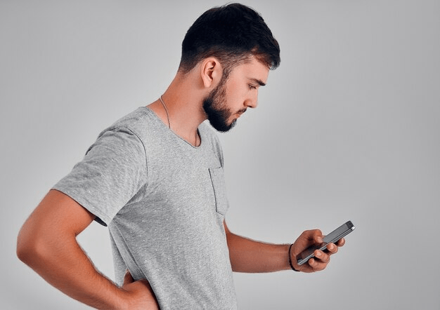 O uso de celular pode estar afetando a sua coluna? Saiba como o Yoga pode te&nbsp;ajudar