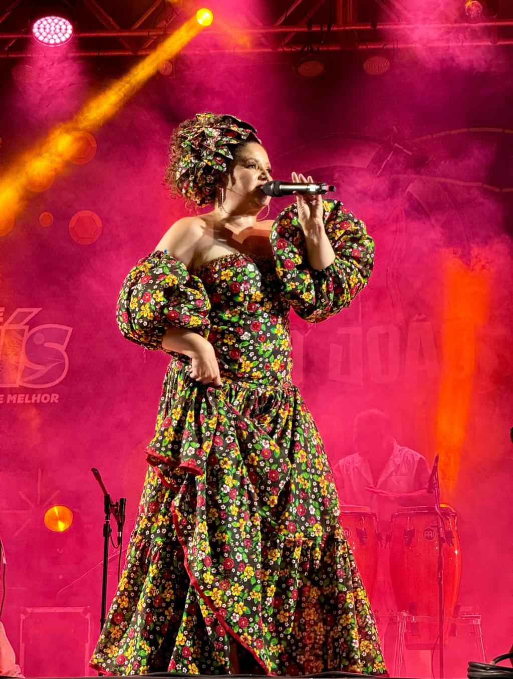 Alexandra Nícolas encanta público em São Luís com show de lançamento do single Xaxarimbó