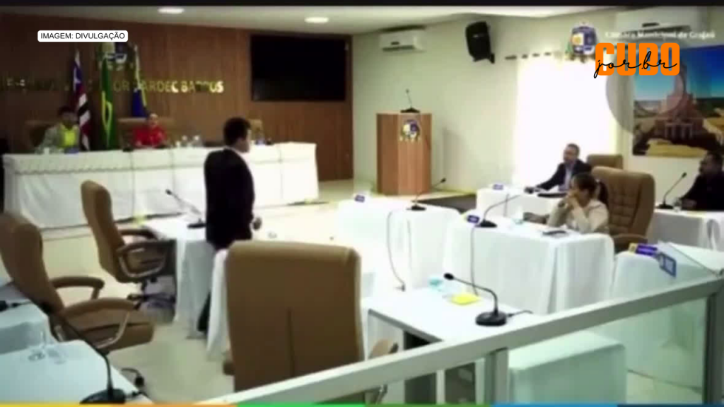 Vereador de Grajaú tenta agredir com chute outro vereador durante sessão da Câmara&nbsp;Municipal