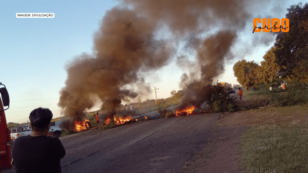 Moradores interditam trecho da BR-135 em protesto contra poeira em Miranda do&nbsp;Norte