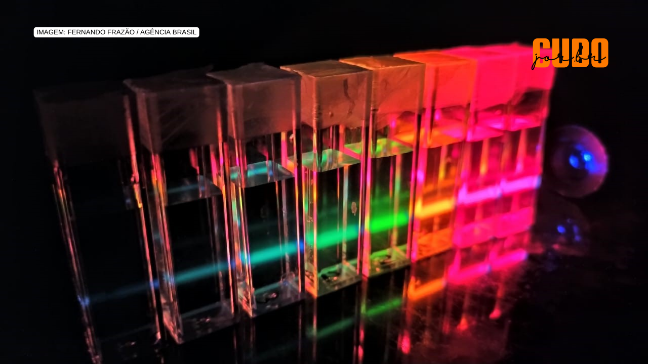 Novo método aprimora a produção de pontos quânticos luminescentes com tamanho controlado