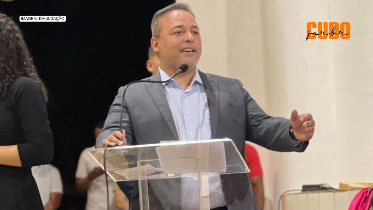 Candidato Fred Campos usa tornozeleira eletrônica enquanto continua campanha eleitoral em Paço do Lumiar