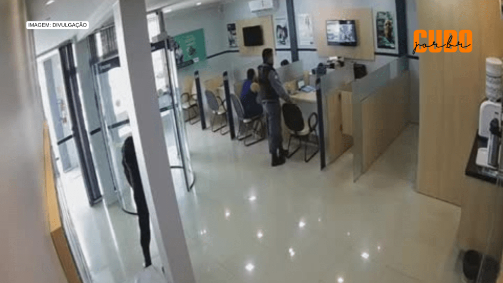 Criminosos vestem farda da PM e assaltam agência bancária em&nbsp;Pinheiro
