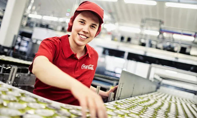 Solar Coca-Cola abre vagas exclusivas para mulheres no setor de produção em iniciativa de inclusão e&nbsp;diversidade