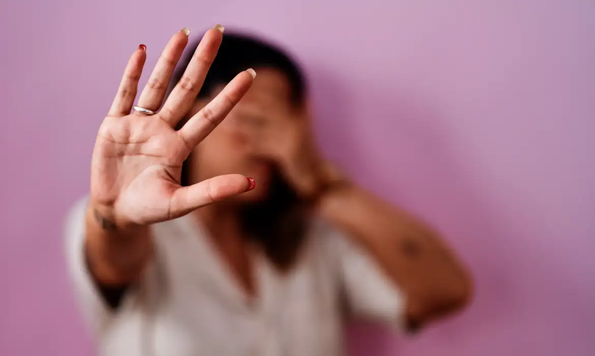 Pesquisa revela que 21% das brasileiras já foram ameaçadas de morte por parceiros; mulheres negras lideram estatísticas