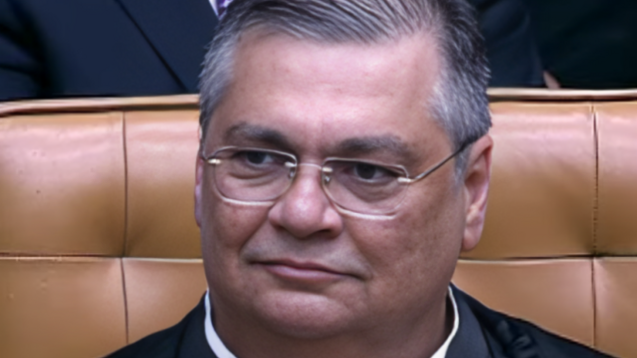 Flávio Dino suspende pagamento de R$ 4 bilhões em emendas e ordena investigação pela PF