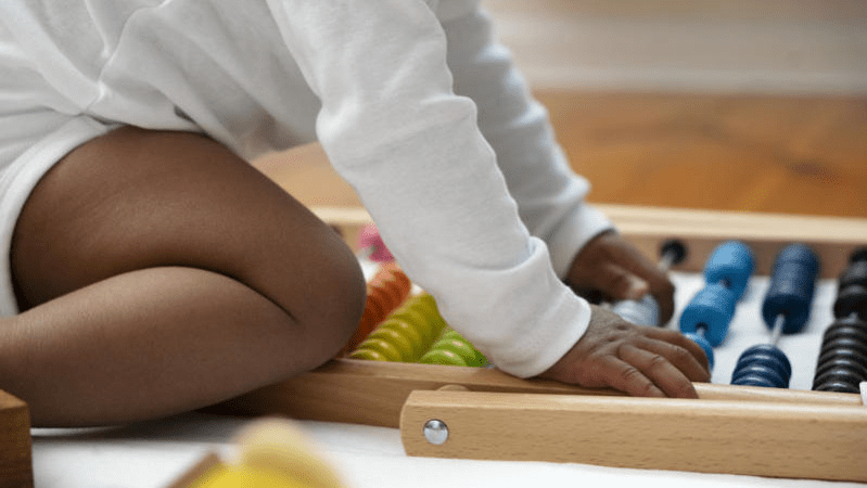 Movimento livre de bebês em creches promove autonomia e aprendizagem na primeira infância, aponta&nbsp;estudo