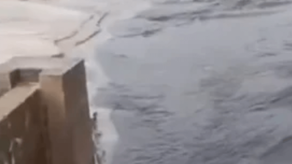 Esgoto sem tratamento despejado no mar da Praia do Calhau após forte&nbsp;chuva