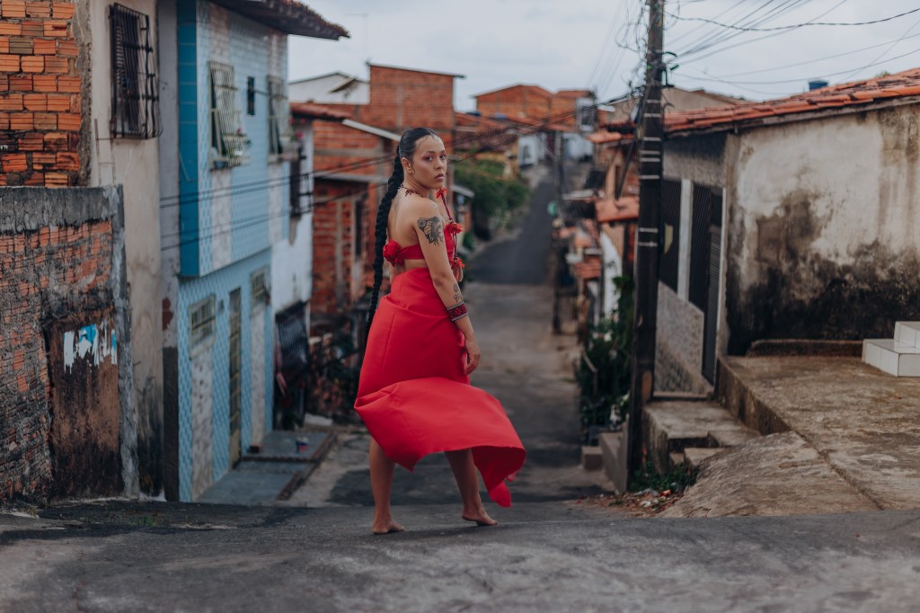 Show Marco Zero de Emanuele Paz encerra a programação de férias do Teatro Sesc nesta&nbsp;quinta