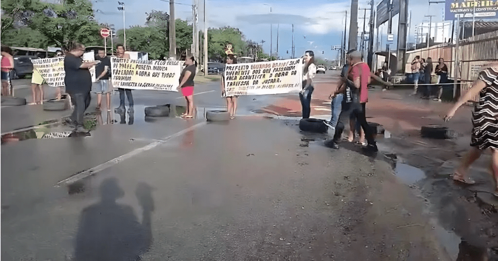 Moradores do Coroadinho protestam por melhorias na infraestrutura do&nbsp;bairro