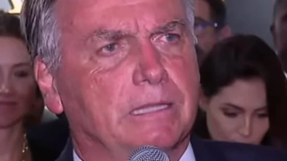 Ex-presidente Jair Bolsonaro mente ao defender filho em evento sobre Holocausto