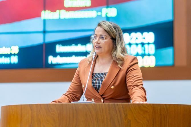 Usando a Bíblia, deputada defende parlamentar acusado de violência contra a mulher