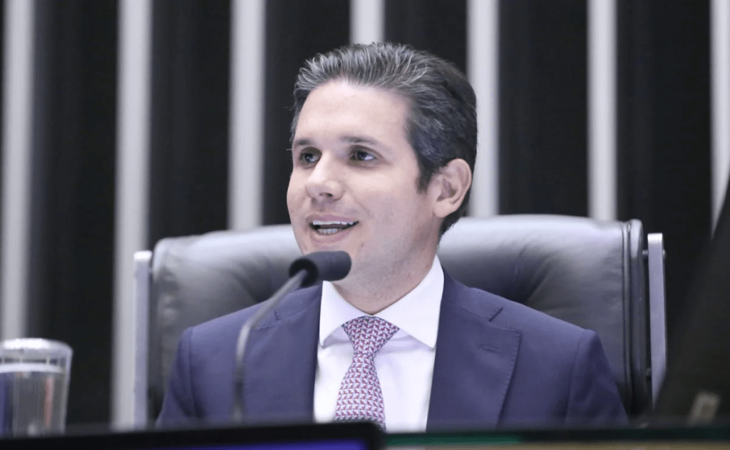 Presidente da Câmara nega existência de perseguições políticas no Brasil em discurso pelos 40 anos da redemocratização