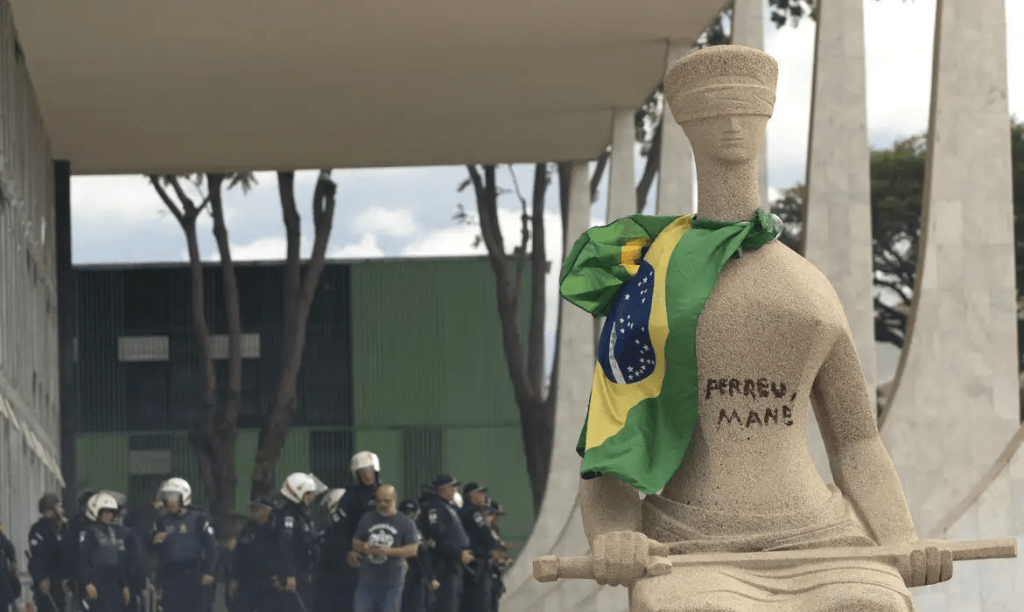 Batom na estátua: por que a direita insiste em fingir que o 8 de Janeiro foi só ‘vandalismo’?