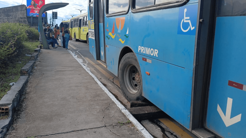 Ônibus quebra e interrompe tráfego no Angelim; passageiros são&nbsp;transferidos