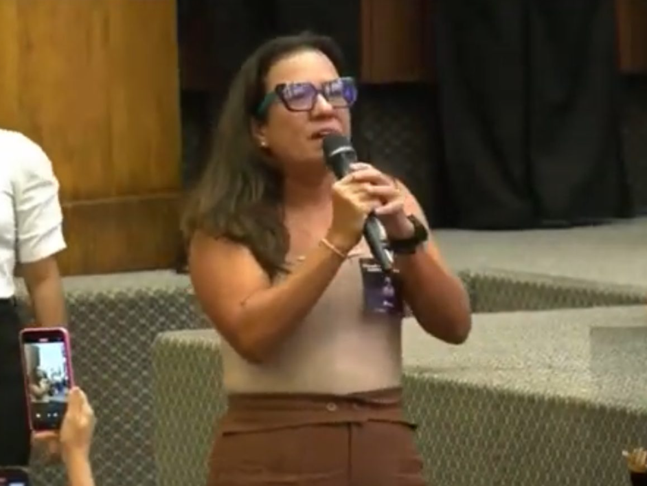 Fisioterapeuta protesta contra posse de deputado acusado de agressão durante evento na ALEMA