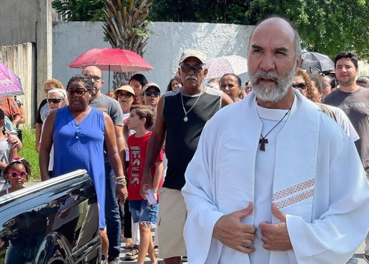Padre é chamado de “macumbeiro” em campanha de ódio de extremistas em&nbsp;Guaratiba