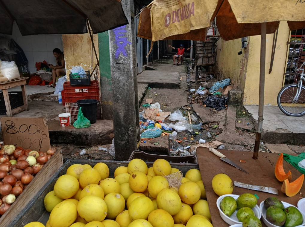 Feira do João Paulo sofre com falta de infraestrutura e condições&nbsp;insalubres