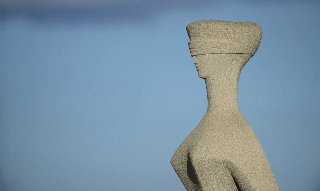 Ministro do STF multa ex-assessor de Bolsonaro por descumprir medida&nbsp;cautelar