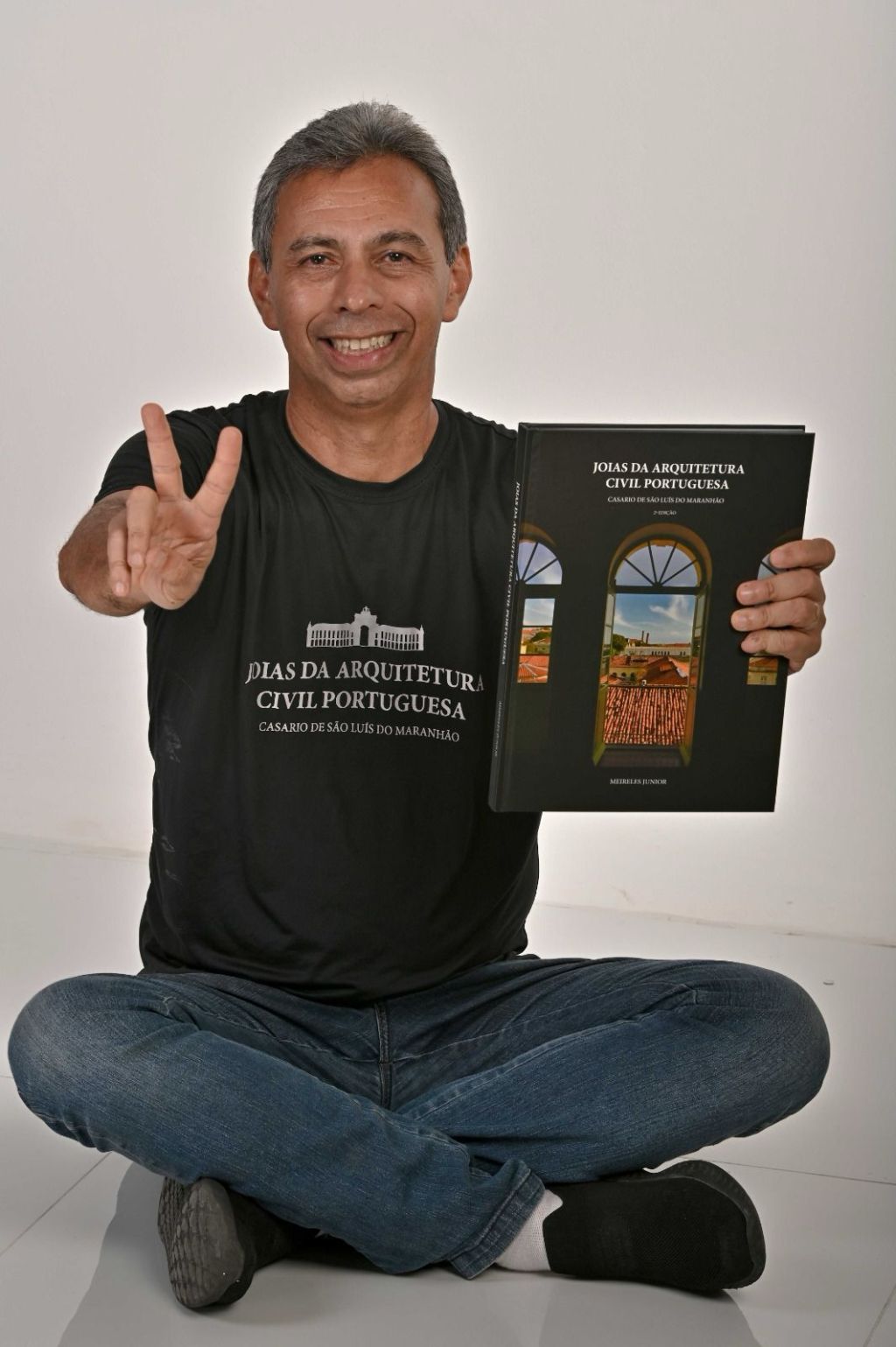 NOITE DE AUTÓGRAFOS DE MEIRELES JÚNIOR NA LIVRARIA&nbsp;AMEI