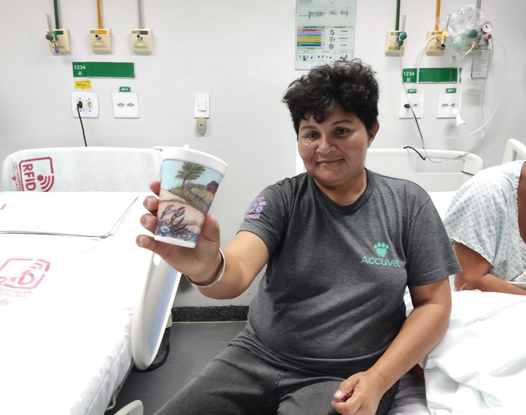 Arte em copo ganha vida pelas mãos de acompanhante de paciente internada no&nbsp;HU-UFMA