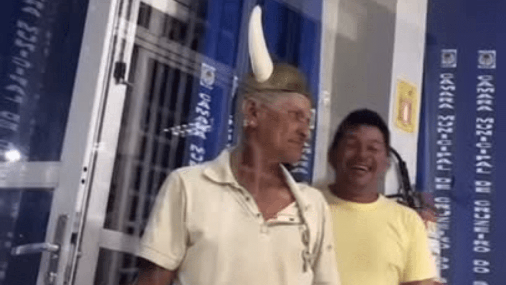 Homem com chapéu de chifres interrompe sessão da Câmara em Cruzeiro do&nbsp;Sul