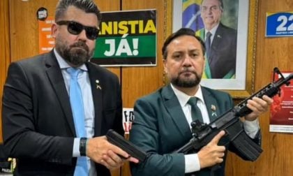 Deputado exibe fuzil dentro da Câmara e gera pedido de apreensão de armas