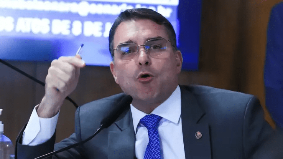 Flávio Bolsonaro financiou mansão de R$ 6 milhões com renda declarada de R$ 56&nbsp;mil