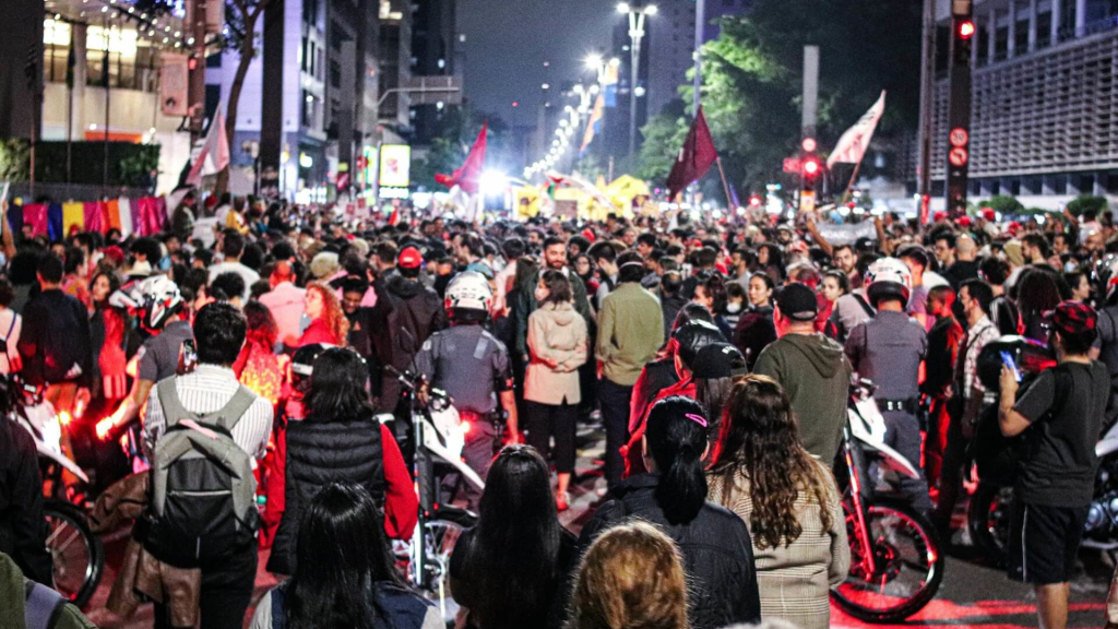 Brasileiros apoiam a democracia, mas menos da metade está satisfeita com seu&nbsp;funcionamento