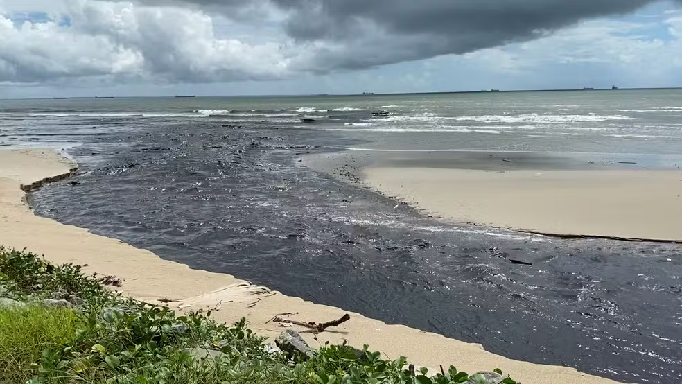 Mancha escura na praia do Olho d’Água acende alerta para poluição em São Luís