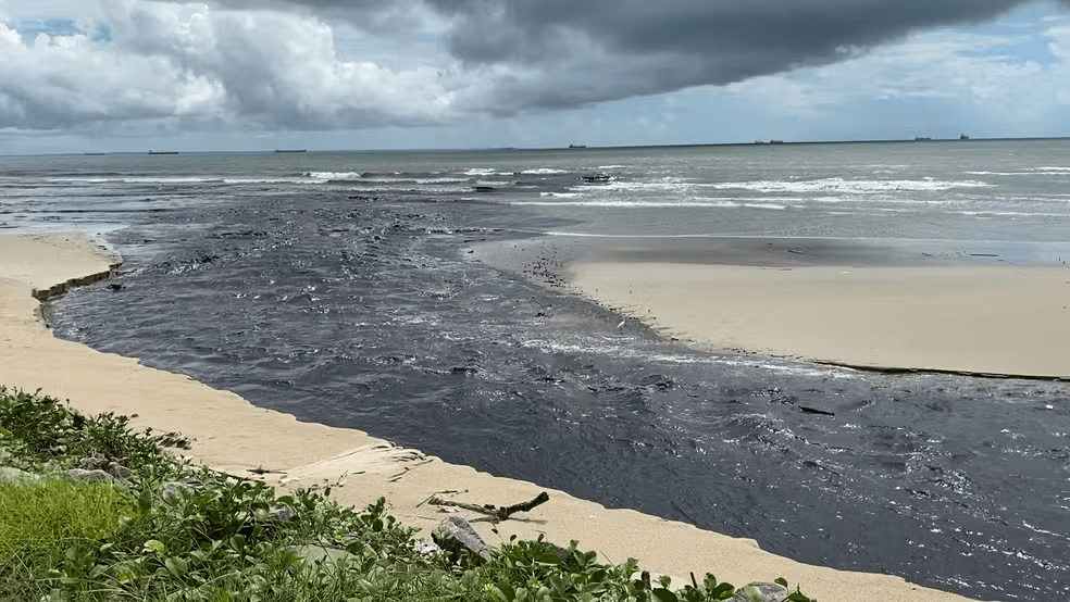 Mancha escura na praia do Olho d’Água acende alerta para poluição em São&nbsp;Luís