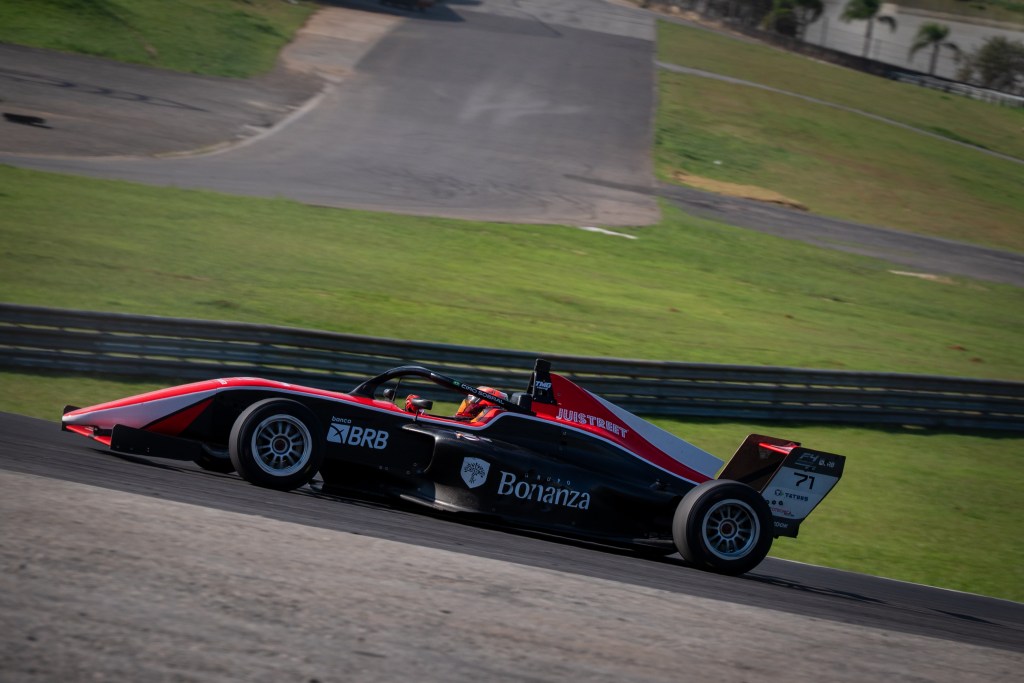 Maranhense Ciro Sobral conquista a pole na abertura da F4&nbsp;Brasil