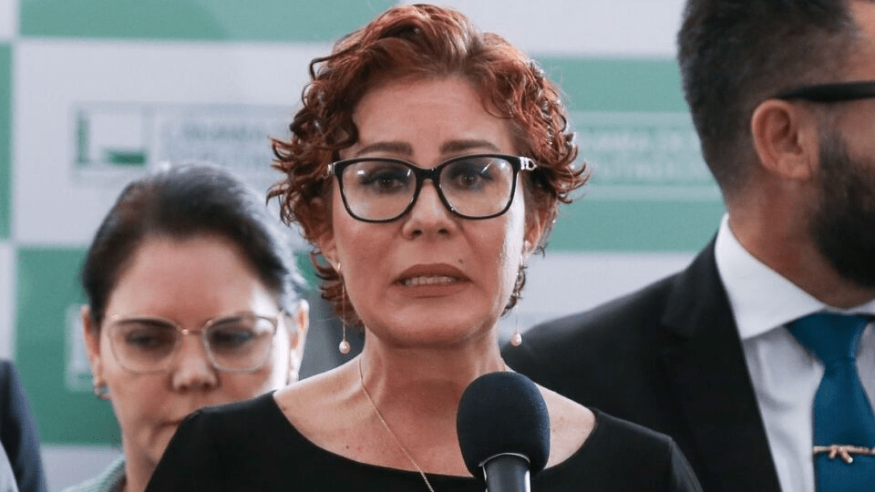 Carla Zambelli deixa o Brasil após condenação e gera dúvidas sobre possível&nbsp;fuga