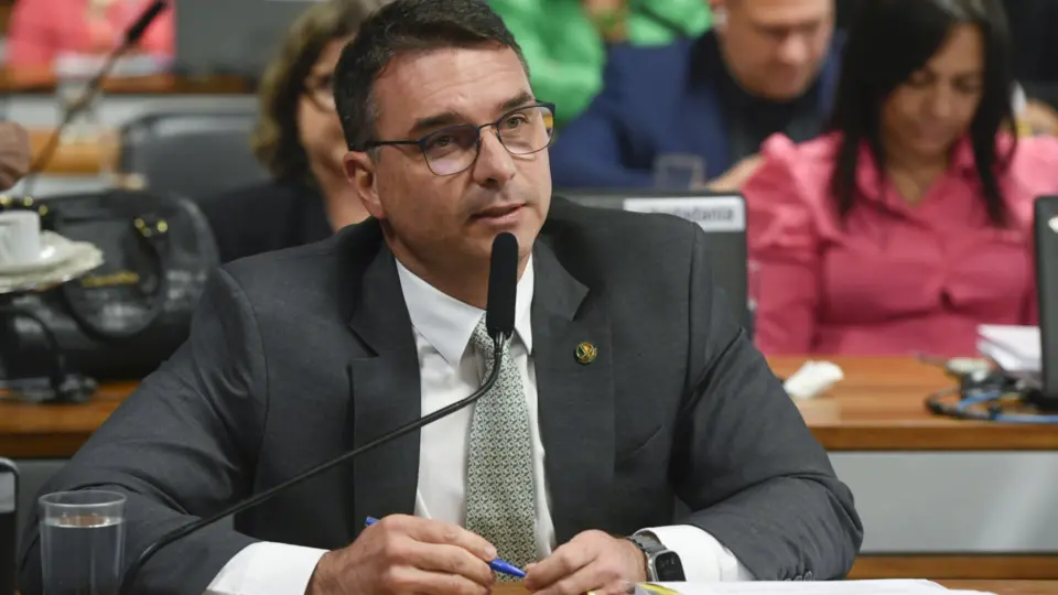 Flávio Bolsonaro defende que futuro presidente force indulto a Jair Bolsonaro, mesmo contra STF