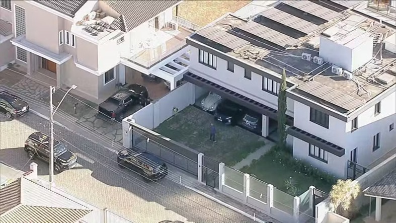 Pen drive escondido no banheiro é apreendido em operação na casa de Bolsonaro