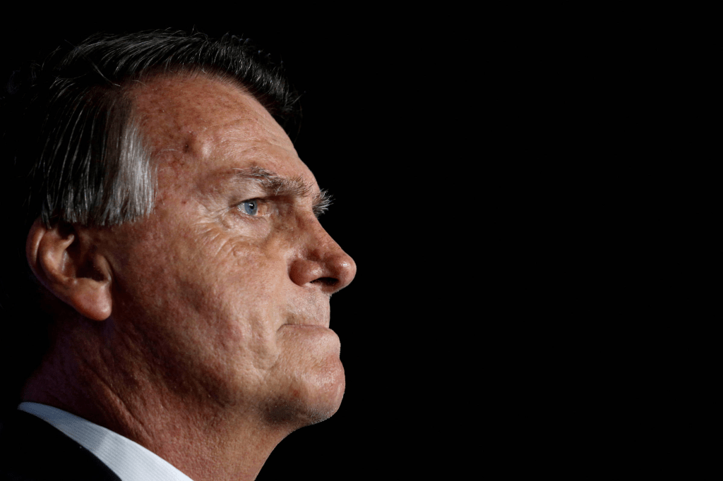 Ex-presidente Bolsonaro passará a usar tornozeleira eletrônica após decisão&nbsp;judicial