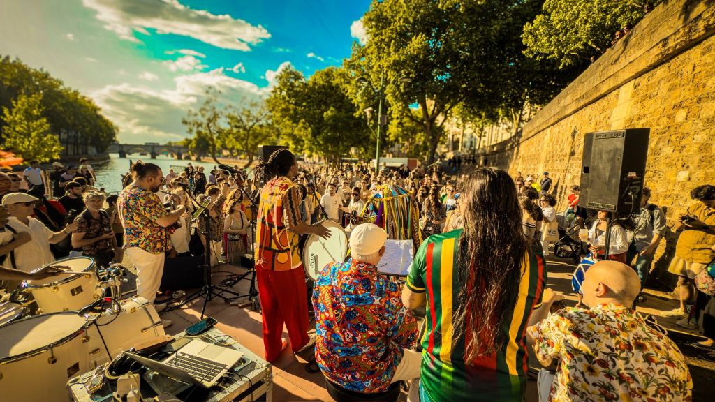 Novilho de Paris encanta a capital francesa com a forçaancestral do Bumba Meu&nbsp;Boi
