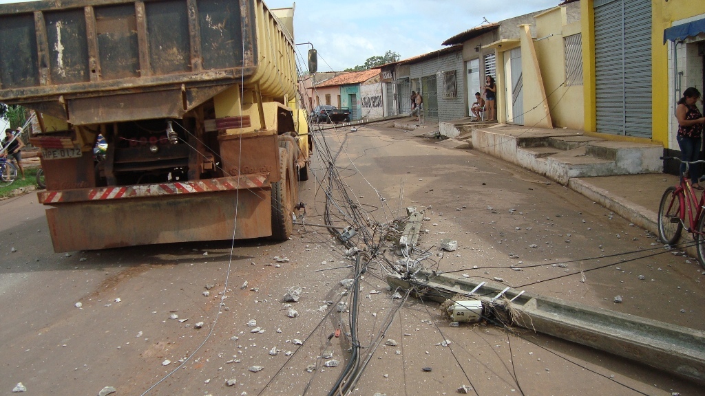 Agosto Vermelho: alerta para os riscos e perigos de acidentes envolvendo postes da rede&nbsp;elétrica