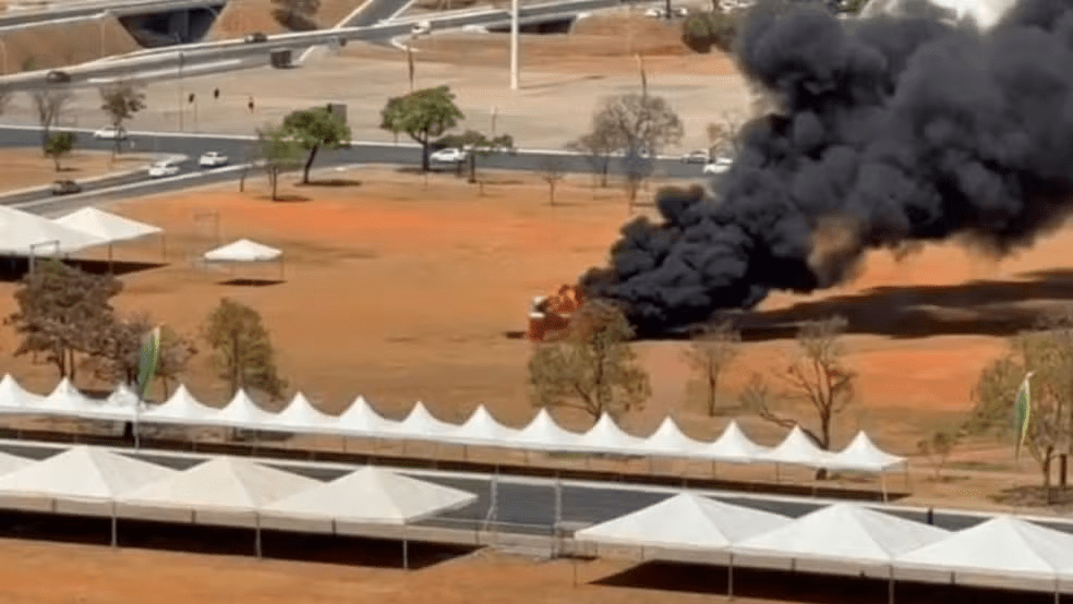 Incêndio atinge banheiros químicos e causa fumaça preta na&nbsp;Esplanada