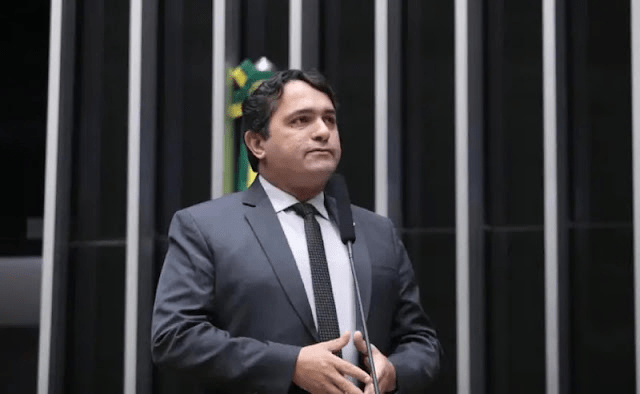 Deputado Júnior Lourenço emprega sogra com salário pago pela Câmara e pode responder por&nbsp;improbidade
