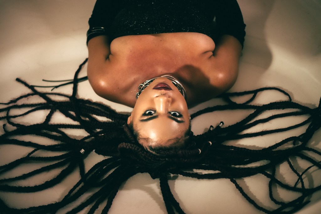 Artista periférica lança primeiro clipe e inaugura selo de&nbsp;mulheres