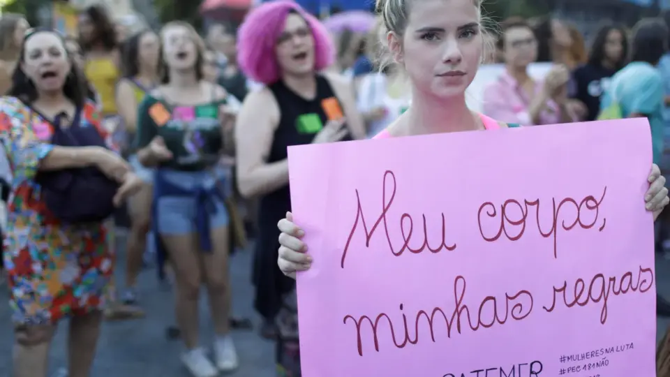 Pesquisa revela divisão sobre feminismo no Brasil: maioria vê necessidade, mas rejeição ideológica é&nbsp;forte