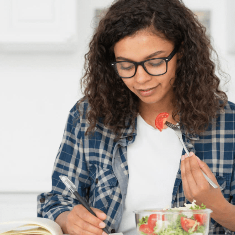 Universitários reduzem doces e refrigerantes, mas consumo insuficiente de frutas e feijão revela desigualdade&nbsp;social