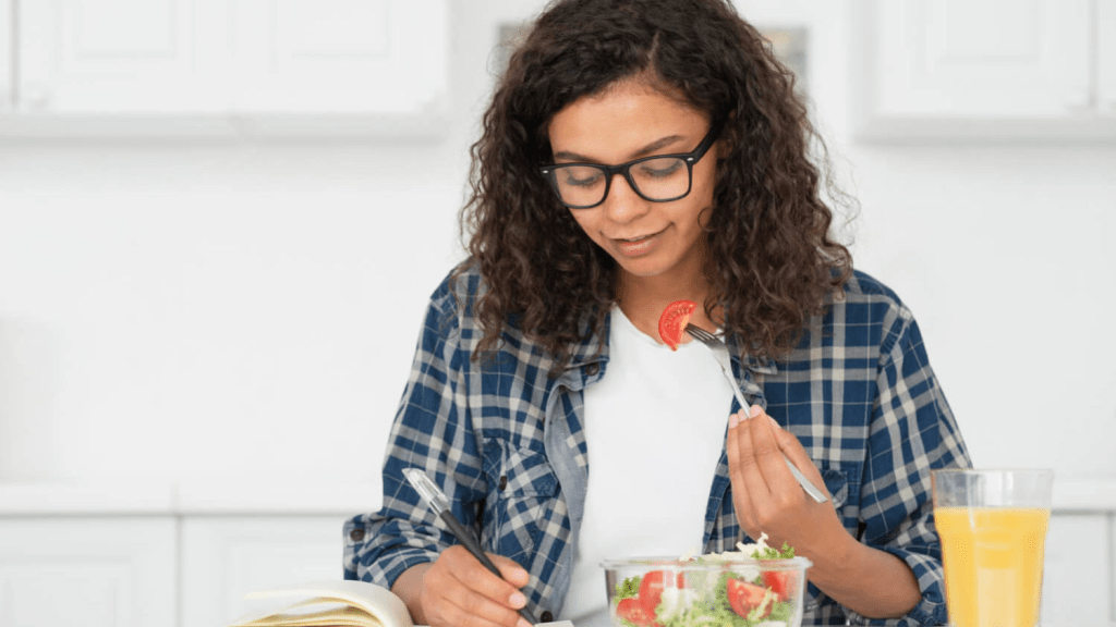 Universitários reduzem doces e refrigerantes, mas consumo insuficiente de frutas e feijão revela desigualdade&nbsp;social